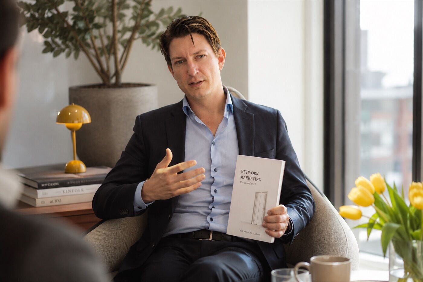 Patric Nilsson i samtal, med boken i handen